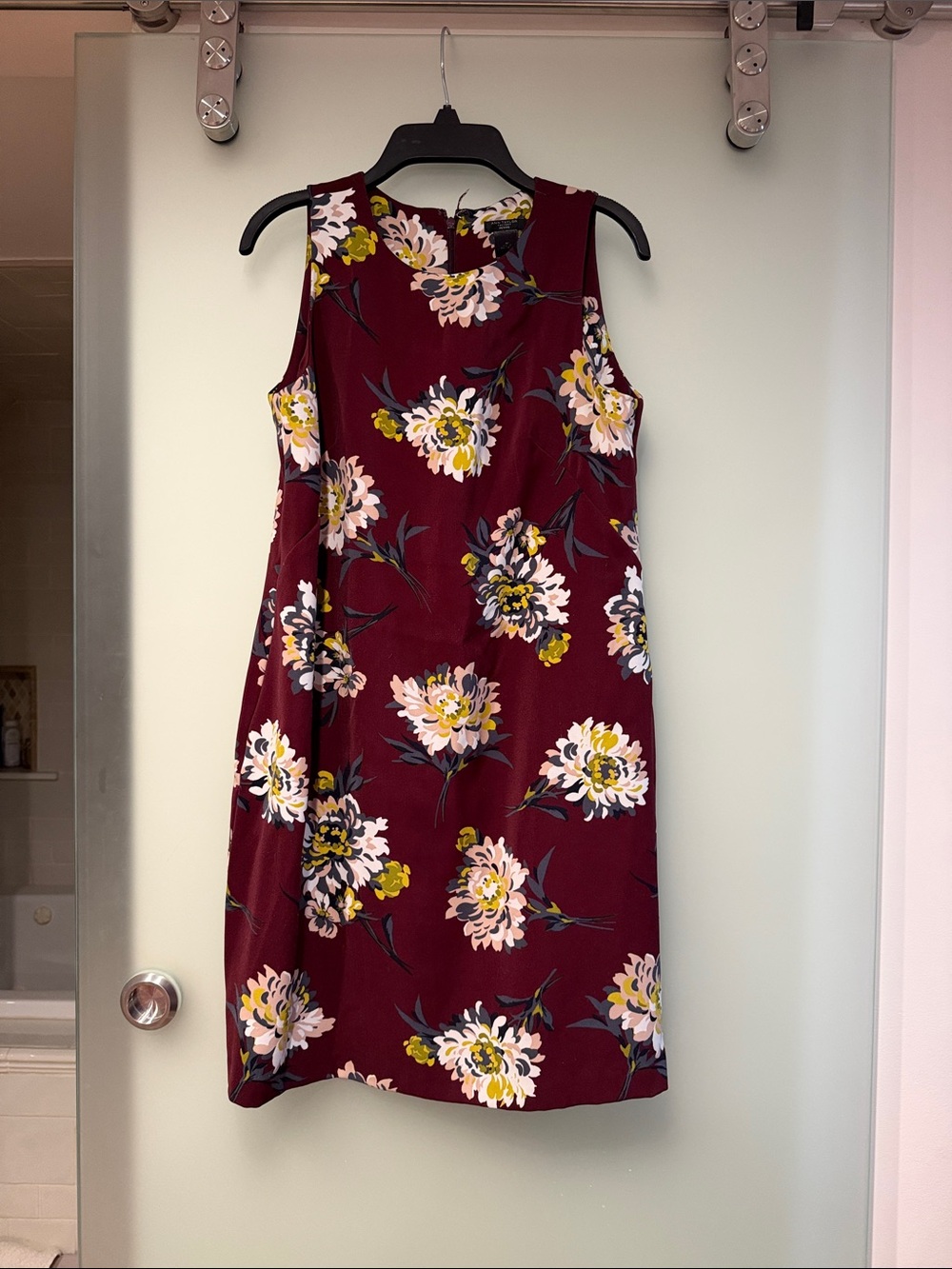 Ann Taylor Sleeveless Floral Shift Dress in Burgundy